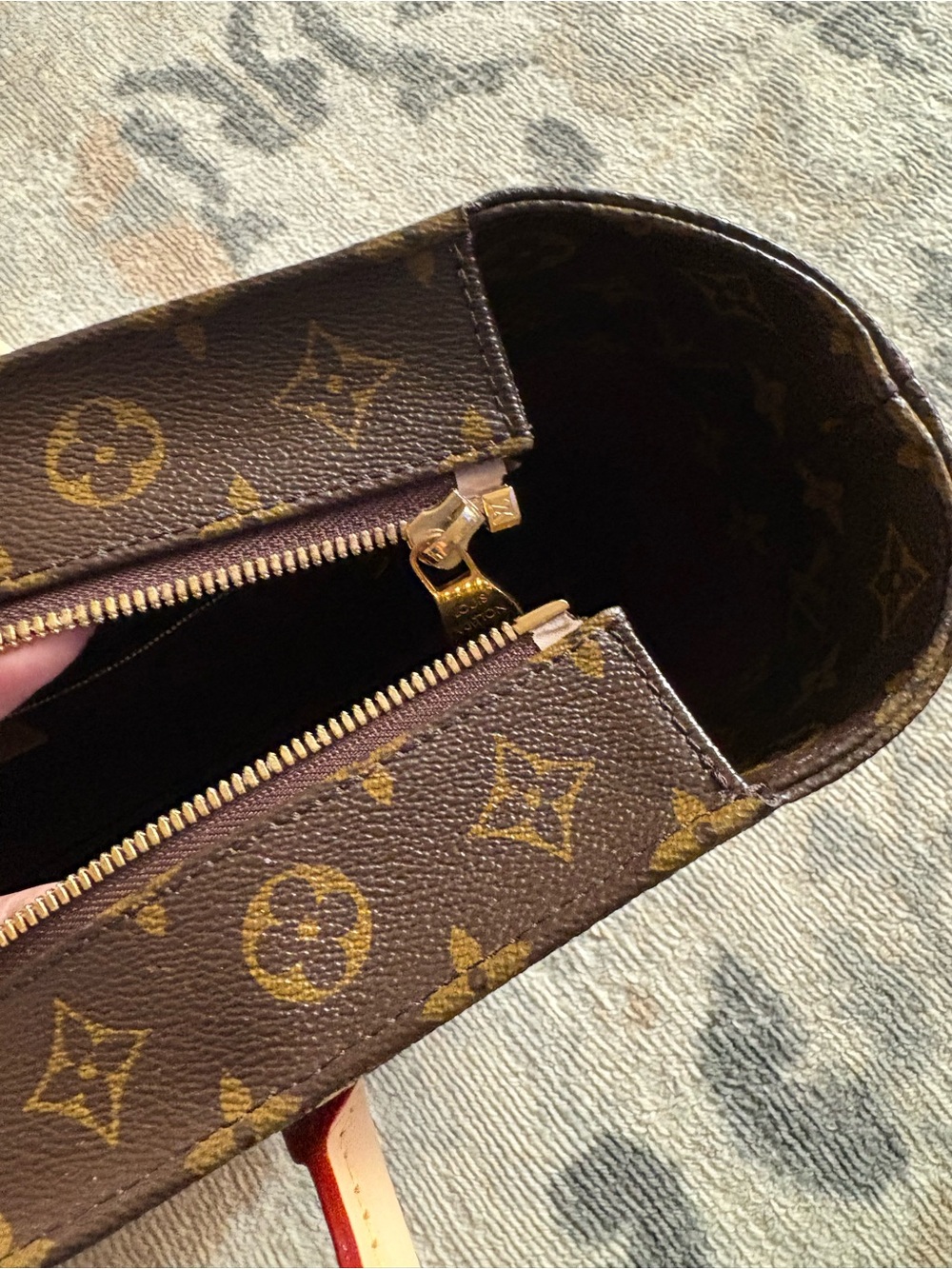 Louis Vuitton Monogram Tote with Natural Vachetta Handles - Picture 14 of 15